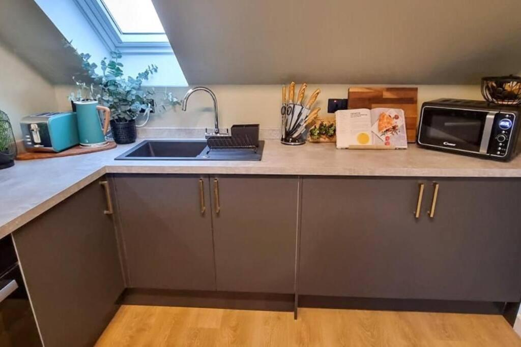 Super Stylish Apartment In Urmston Flat 3 Bagian luar foto