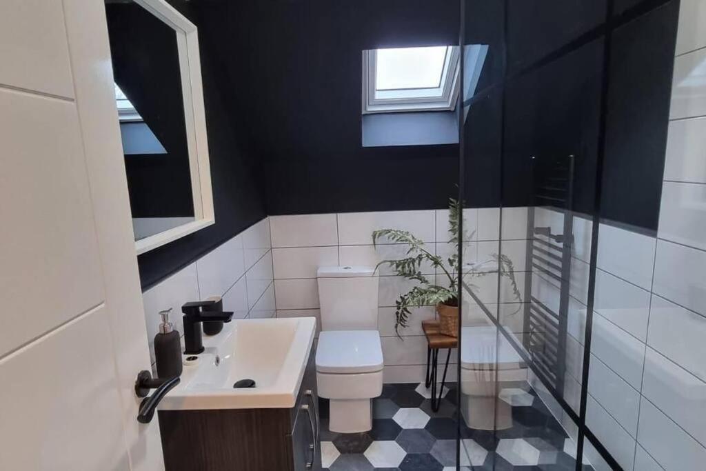 Super Stylish Apartment In Urmston Flat 3 Bagian luar foto