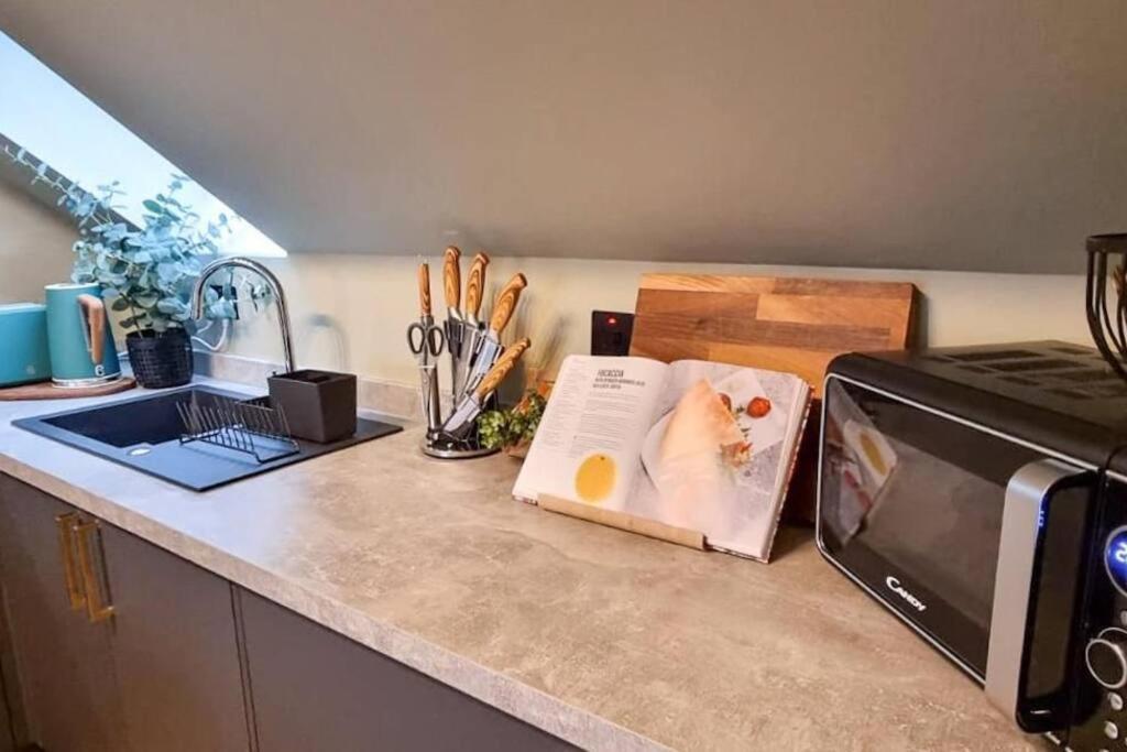 Super Stylish Apartment In Urmston Flat 3 Bagian luar foto